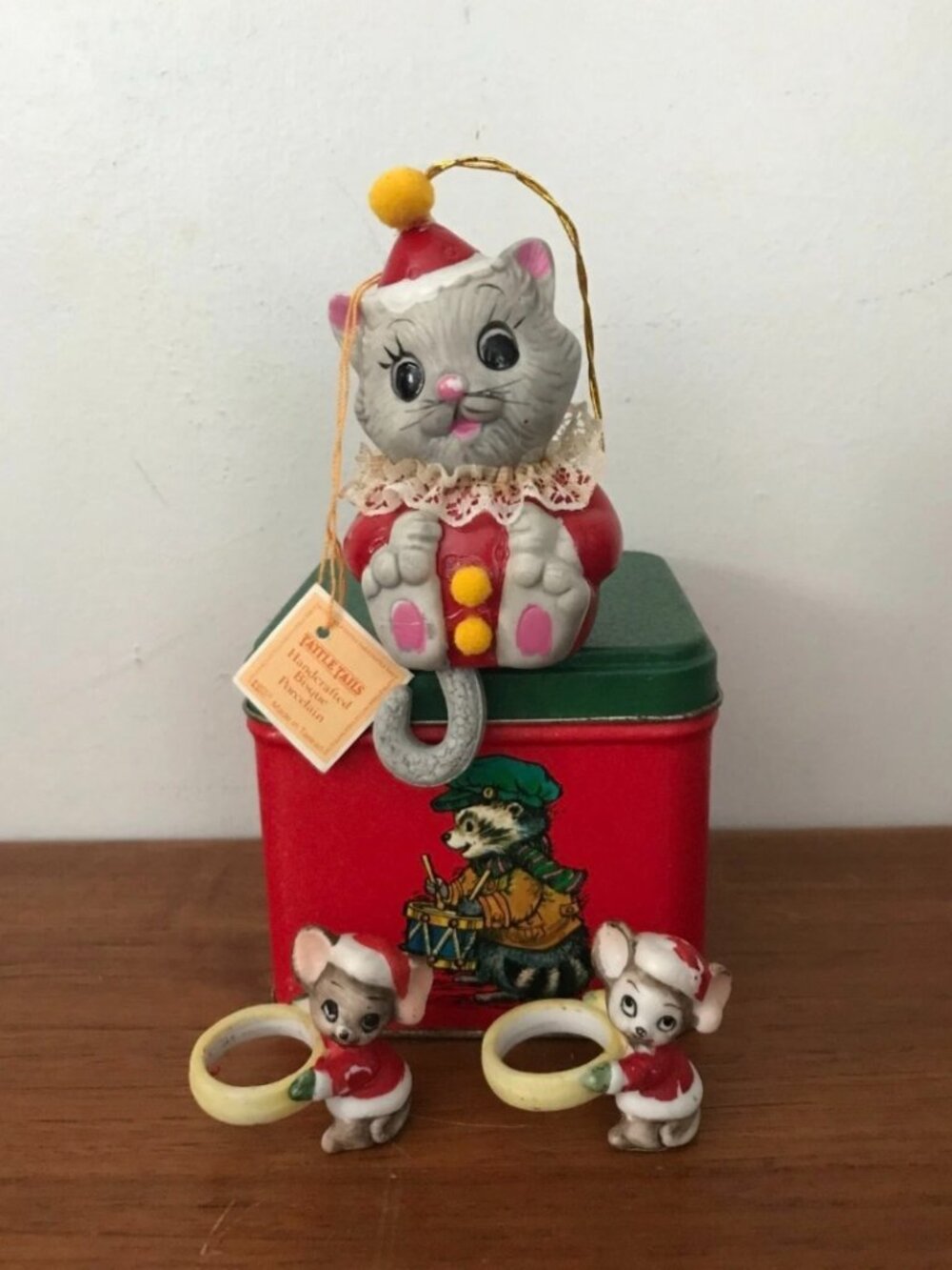 NEW Vintage Giftco TATTLE TAILS Christmas Cat Ornament With Mouse Charms Rings